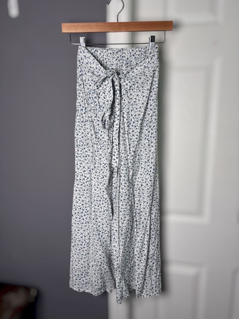 Skylar + Madison Blue White Floral Wrap Flowy Palazzo Pants Small